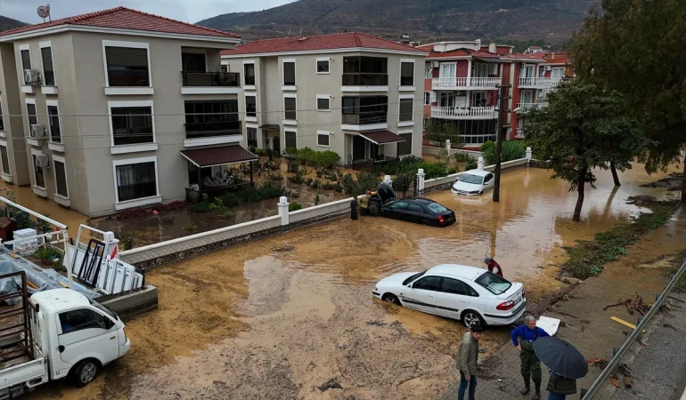 İzmir’de Sel Felaketi: Kayıp Vatandaş Aranıyor, Foça Sular Altında Kaldı