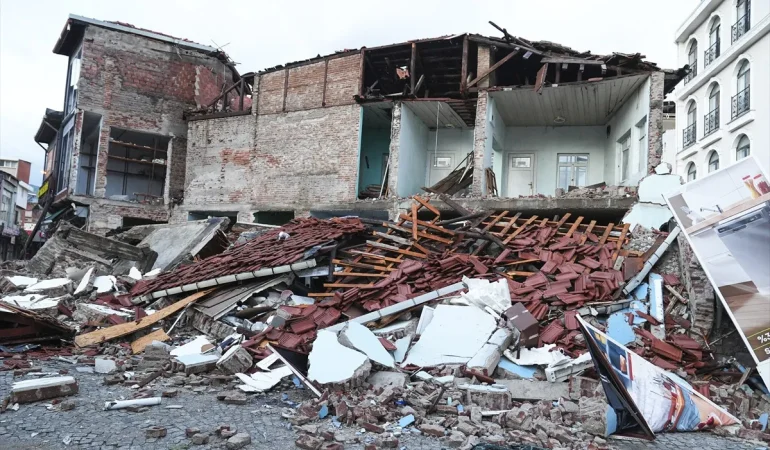 Balıkesir depreminde yaralanan 26 vatandaş tamamen taburcu edildi