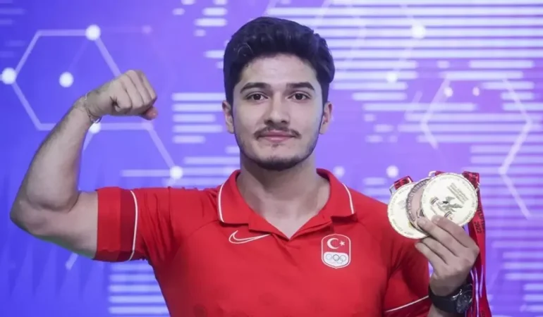 Furkan Özbek Tarih Yazdı: 324 Kilo ile Dünya Şampiyonu Oldu