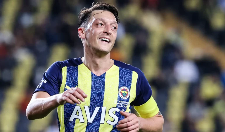 Mesut Özil’in Eşi Amine Gülşe Kariyerine Dair İddiaları Yalanladı!
