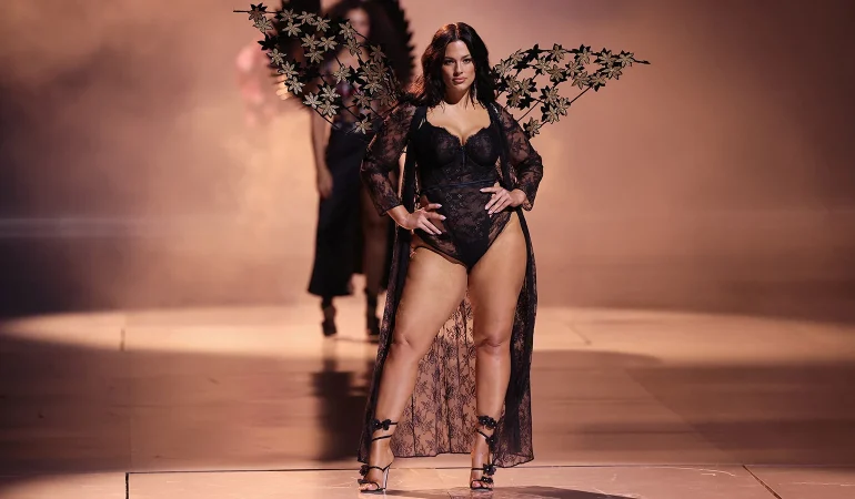 Victoria’s Secret Fashion Show 2025 Yine Gündem Oldu: Ashley Graham Podyumda Fırtına Estirdi