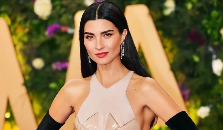Tuba Büyüküstün, Paris Moda Haftası’nda Şıklığıyla Göz Kamaştırdı