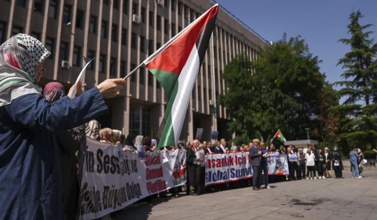 İsrail’e Sumud Darbesi: Kolombiya Tüm Diplomatik Temsilcilerini Sınır Dışı Ediyor