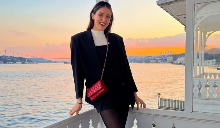 Zehra Güneş, Sosyal Medyada Mankenleri Kıskandıran Mini Defileyle Gündemde