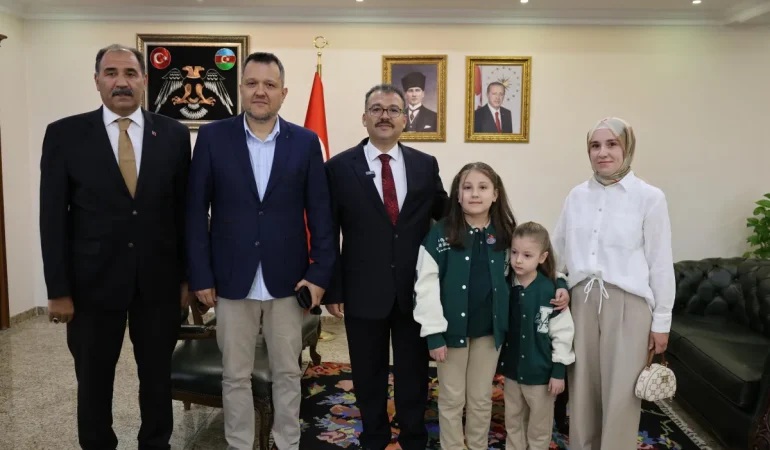 IĞDIR’DA YAĞMUR ALTINDA İSTİKLAL MARŞI’NA EŞLİK EDEN ÖĞRENCİ ÖDÜLLENDİRİLDİ