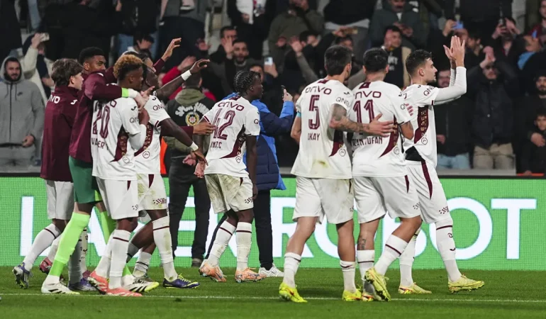 Trabzonspor, 10 Kişi Kalan Başakşehir’i 4-3 Yenerek Zirve Takibini Sürdürdü