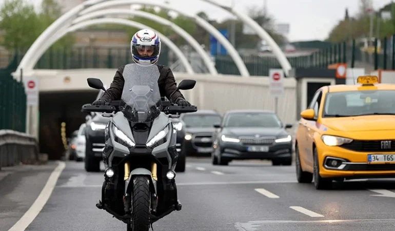Trafikte Yeni Dönem: Bisiklet, Motosiklet ve Traktör Kullanıcılarına Eldiven ve Gözlük Zorunluluğu