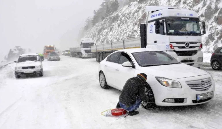 Kar Ve Buzda Güvenli Sürüş: Aracınızı Hazırlayın, Ani Hareketlerden Kaçının
