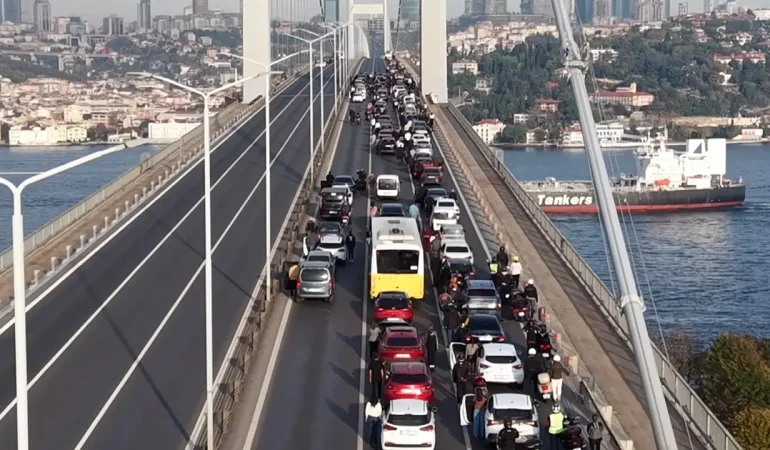 Boğaziçi Köprüsü’nde 09.05’te Hayat Durdu: Atatürk’ü Saygı ve Minnetle Andık