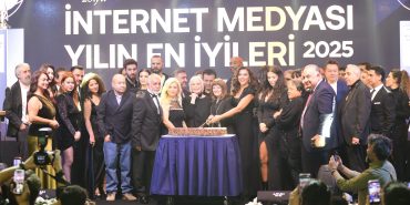 Kutlama pastasını sahnede hep birlikte kestiler