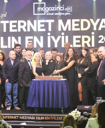 Kutlama pastasını sahnede hep birlikte kestiler