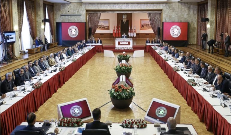 AK Parti ve CHP kritik İmralı oylaması öncesi toplanıyor: Gözler yarınki kararda