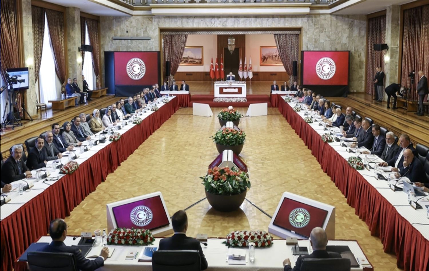 AK Parti ve CHP kritik İmralı oylaması öncesi toplanıyor: Gözler yarınki kararda