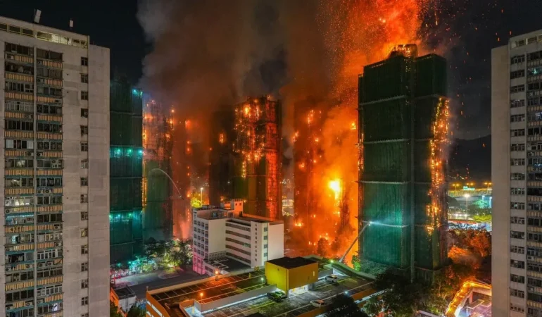 Hong Kong’u Saran Dev Yangın!