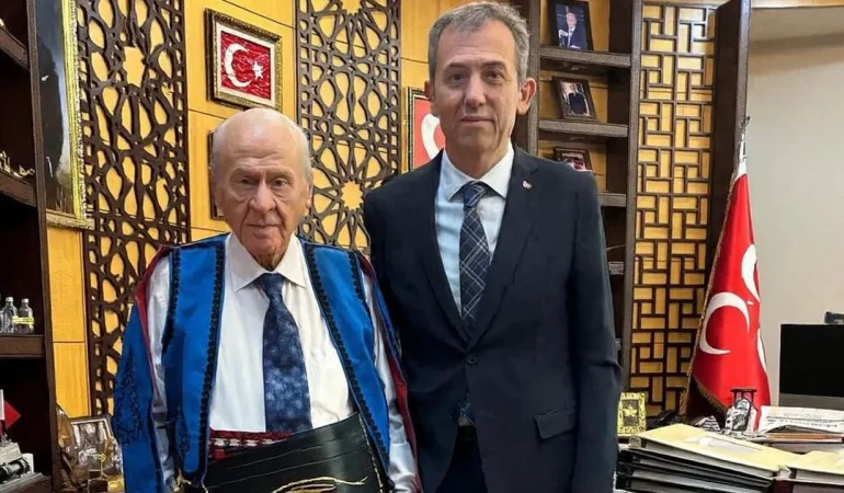 Devlet Bahçeli, Karaşar Türkmen Alevilerinin Mahalli Kıyafetini Giyerek Ziyaretçilere Onur Verdi