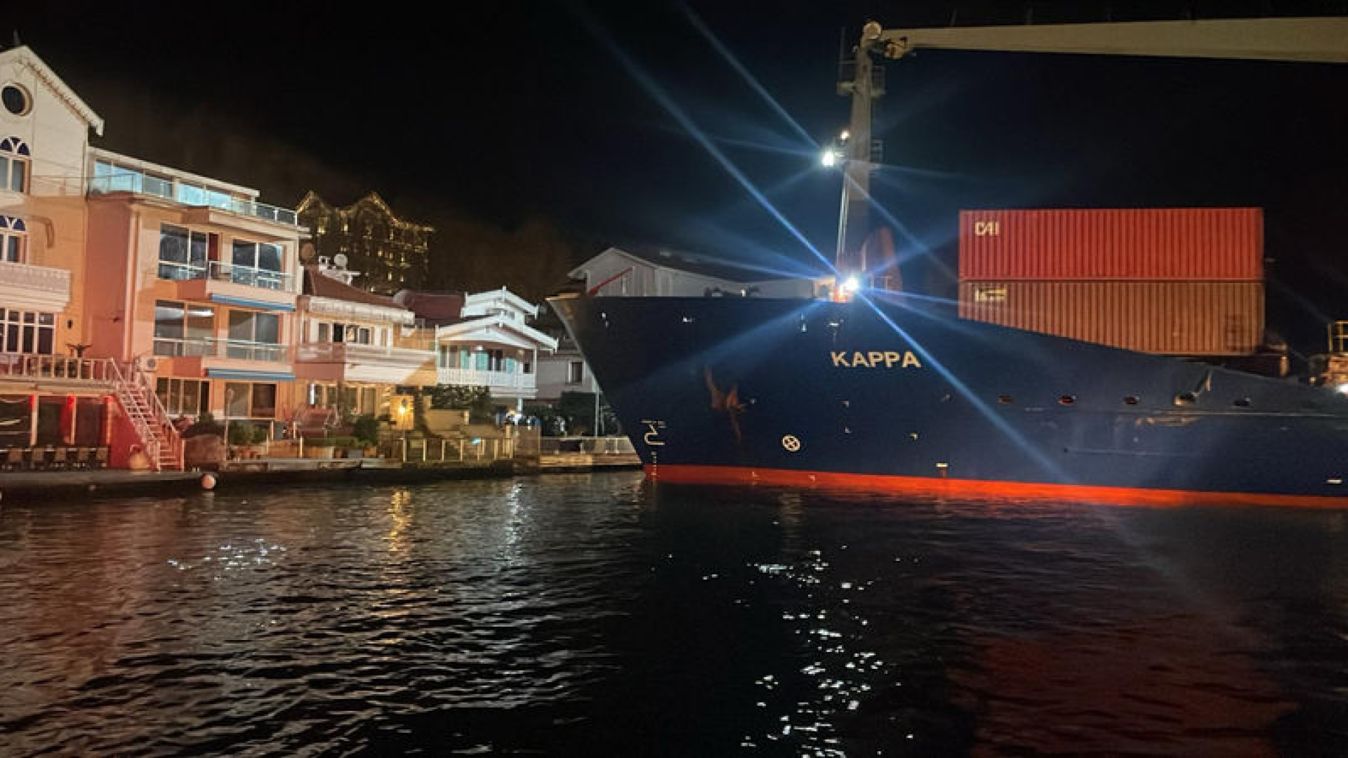 İstanbul Boğazı’nda 148 metrelik gemi karaya oturdu