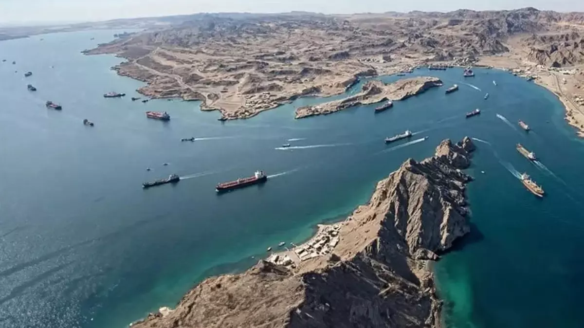 İran, ateşkesten sonra Hürmüz Boğazı’nı uluslararası gemi geçişine açtı