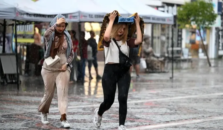 Meteoroloji’den saatli uyarı: Gök gürültülü sağanak geliyor